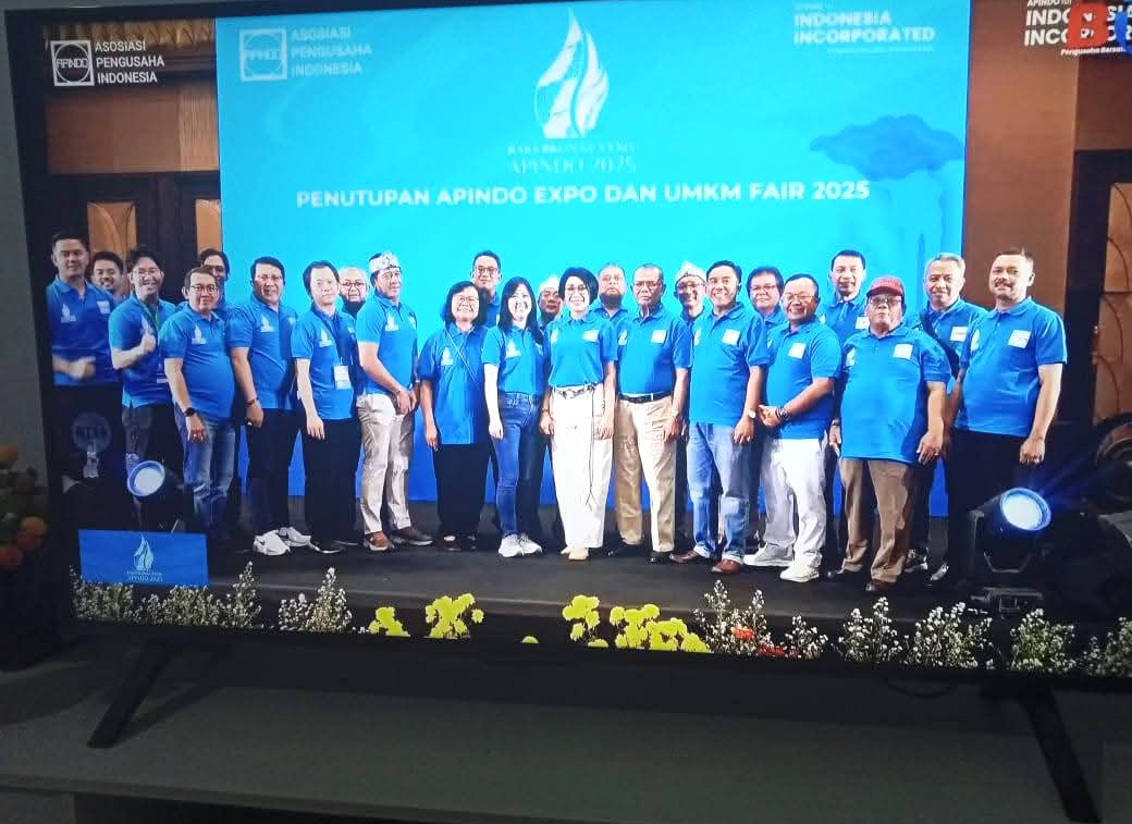 Foto bersama dengan Peserta UMKM Binaan DPK APINDO dan Panitia OC DPP APINDO Provinsi Jawa Barat. [ Hari ke-3 Rakerkonas XXXIV DPN APINDO 2025 ]